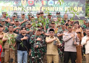 Pj. Bupati Bantaeng Apresiasi Penanaman Pohon Buah di Wilayah Kodim 1410/Bantaeng.