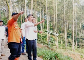 Pemulihan Pasca-Longsor: Bey Tinjau Langsung Kerusakan di Kampung Tugu