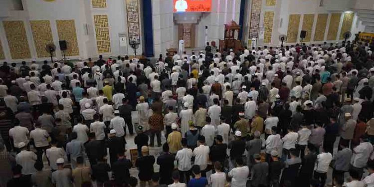 Danny Pomanto dan Ribuan RT-RW se-Makassar Khusyuk Itikaf Ramadan di Masjid Kubah 99