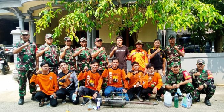 Senkom Jumapolo dan Sejumlah Relawan Bersama Puskesmas Lakukan Fogging Massal Melawan DBD