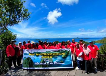 Bersyukur Atas Karunia Tuhan, Alumni 89 SMAN 1 Manokwari Laksanakan Tour Wisata Alam di Raja Ampat.