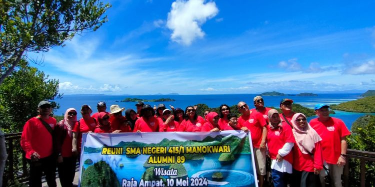 Bersyukur Atas Karunia Tuhan, Alumni 89 SMAN 1 Manokwari Laksanakan Tour Wisata Alam di Raja Ampat.