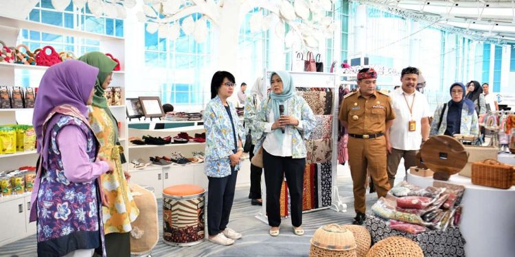 Amanda Soemedi Bey Machmudin Resmikan Kerabat Store di Bandara Kertajati
