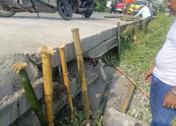 Kepala Desa Cipayung Ajak Warga Setempat Pancang Jalan Yang longsor