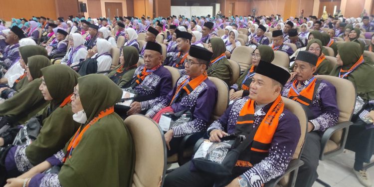 Pj Bupati Dani Ramdan Lepas Kloter 4 Jamaah Haji Kabupaten Bekasi