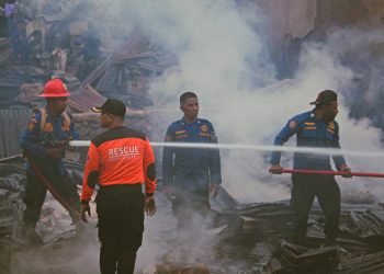 Senkom Rescue Mimika Gerak Cepat Bantu Damkar Padamkan Api