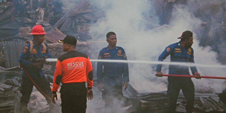 Senkom Rescue Mimika Gerak Cepat Bantu Damkar Padamkan Api