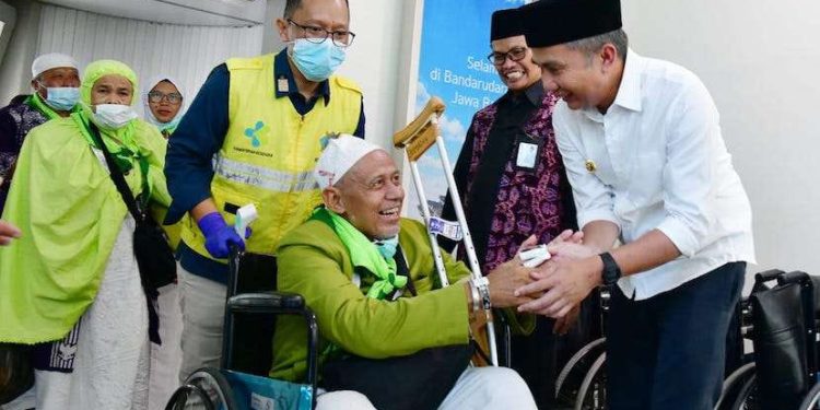 Bey Machmudin Sambut Kedatangan 440 Jemaah Haji Kloter 1 di BIJB Kertajati