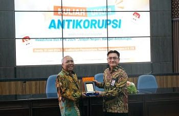 Wakil Rektor I ITS Prof Dr Ir Adi Supriyanto MT (kiri) bersama Kepala Sekretariat Bidang Pendidikan dan Peran Serta Masyarakat KPK Guntur Kusmeiyano saat penyerahan cinderamata