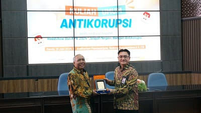 Wakil Rektor I ITS Prof Dr Ir Adi Supriyanto MT (kiri) bersama Kepala Sekretariat Bidang Pendidikan dan Peran Serta Masyarakat KPK Guntur Kusmeiyano saat penyerahan cinderamata