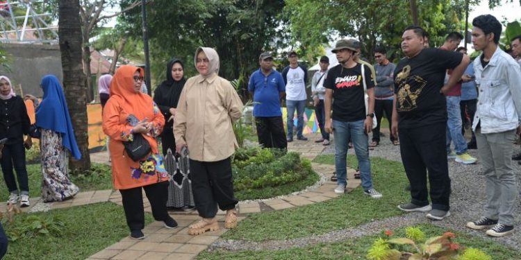 Indira Yusuf Ismail Bersama Walikota Makassar Tinjau Lokasi Lomba Kelurahan Terpadu di Manggala