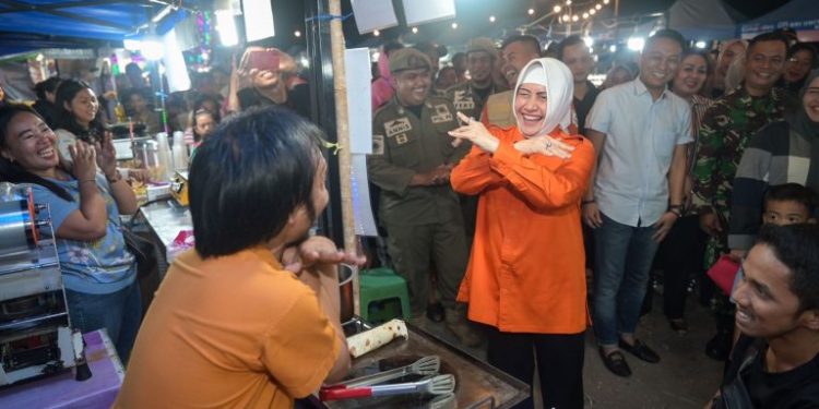 Indira Yusuf Ismail Kunjungi Pasar Malam Utara Fest 2024 di Pelabuhan Poetere