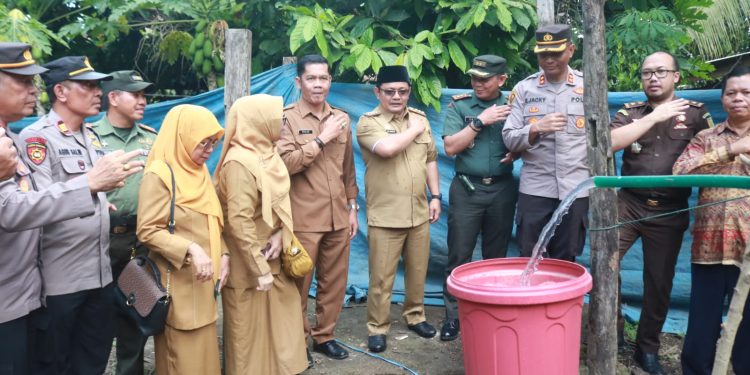 Rangkaian HUT Bhayangkara, Pj. Bupati Bantaeng Resmikan Sumur Bor di Desa Kaloling.