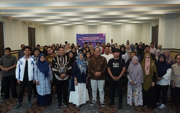 Tingkatkan Kebersamaan, AIESEC Surabaya Latih Mahasiswa Bahasa Isyarat