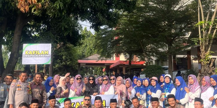 Bentuk Partisipasi Sukseskan MTQ Ke-7 Tingkat Kecamatan Kepala Desa Sukaresmi, Nunung Maemunah, ikut dalam Pawai Ta’ruf.