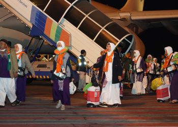 Jemaah Haji Kloter Pertama Debarkasi Surabaya Tiba di Bandara Juanda