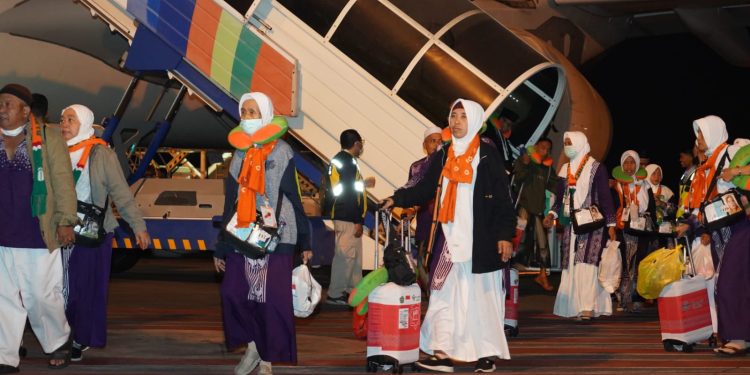 Jemaah Haji Kloter Pertama Debarkasi Surabaya Tiba di Bandara Juanda