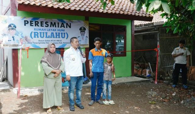 Ade Warga Desa Tanjungmekar Terima Bantuan Rulahu Dari Pemkab Karawang