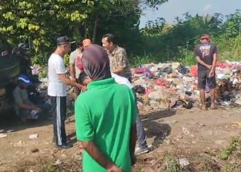 Dinas Lingkungan Hidup Bersama Perangkat Kelurahan Rejosari Bersihkan Sampah Yang Liar