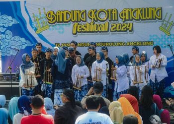 Ribuan Warga Tumpah Ruah, 12 Jam Bandung Ngurulung Angklung Siap Pecahkan Rekor