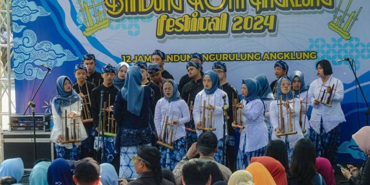 Ribuan Warga Tumpah Ruah, 12 Jam Bandung Ngurulung Angklung Siap Pecahkan Rekor