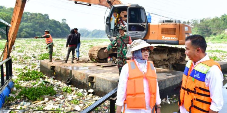 Bey Machmudin Cek Citarum Jembatan Babakan Sapaan yang Penuh Sampah