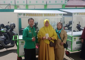 Berkat Gerobak Barokah Baznas, Kini Ibu Saniah Bisa Tingkatkan Omset Penjualan