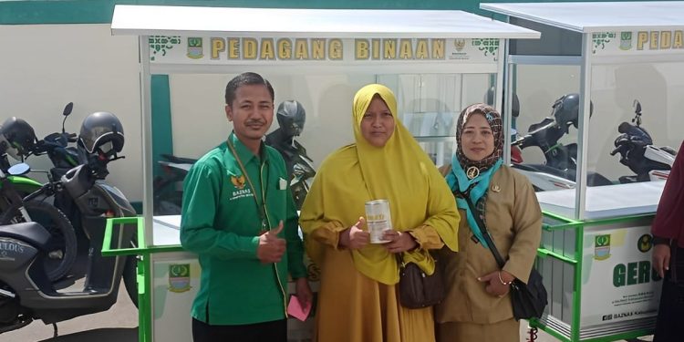 Berkat Gerobak Barokah Baznas, Kini Ibu Saniah Bisa Tingkatkan Omset Penjualan