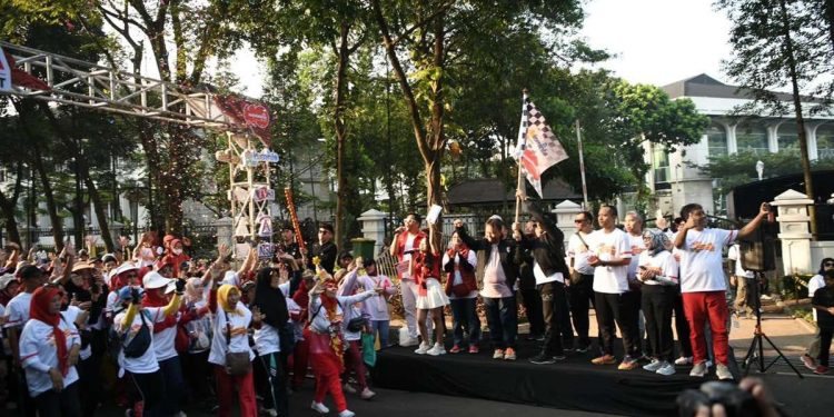 Sekda Herman Suryatman Lepas Jalan Sehat Harsiarda 2024