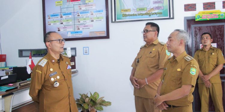 Pj. Bupati Subang Kunjungi Desa Gandasoli Yang Ikut Dalam Lomba Administrasi Desa