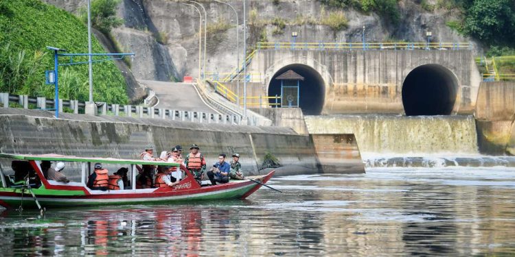Sekda Herman Suryatman Apresiasi Pembersihan Sampah di Kawasan Jembatan BBS Hasil kerja sama berbagai pihak