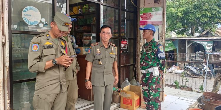 Satpol PP Karawang dengan sigap merazia toko jamu yang menjual miras