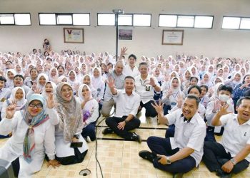 Bey Machmudin Tinjau Hari Ketiga MPLS di SMKN 1 Kota Bandung