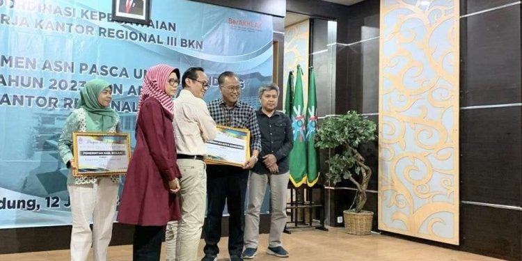 BKPSDM Kota Bandung Raih Tiga Penghargaan Pada Rakor Kepegawaian Kanreg III BKN