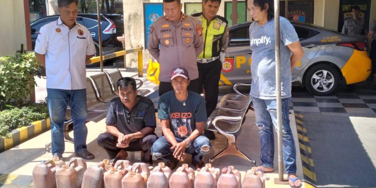 Timsus Polsek Tallo Mengamankan Tukang Bentor Yang Membawa 10 Jerigen Ballo