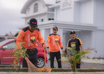 Senkom Bersinergi dengan Kesbangpol Mimika dalam Jumat Bersih di Kantor KPU Timika