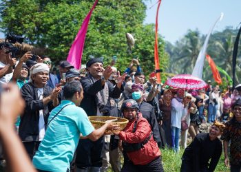 Pj. Bupati Subang Hadiri Festival 7 Sungai ke-9 Laksanakan Penebaran Benih dan “Ngagobyag” Ikan