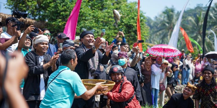 Pj. Bupati Subang Hadiri Festival 7 Sungai ke-9 Laksanakan Penebaran Benih dan “Ngagobyag” Ikan