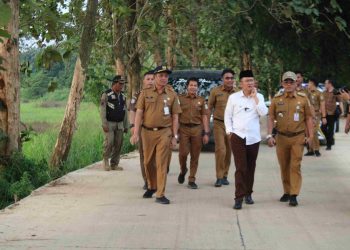 Pj Bupati Dani Ramdan Tinjau Perbaikan Jalan di Desa Perbatasan Bekasi-Bogor