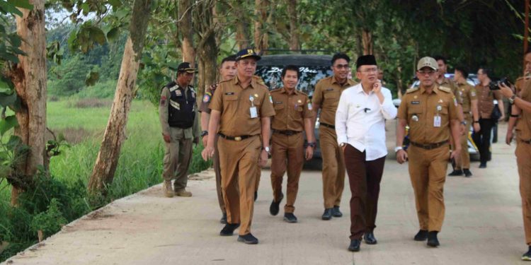 Pj Bupati Dani Ramdan Tinjau Perbaikan Jalan di Desa Perbatasan Bekasi-Bogor