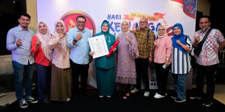 Dedikasi Tinggi dalam Program Pengendalian Penduduk Hantar Indira Yusuf Ismail Raih Manggala Karya Kencana