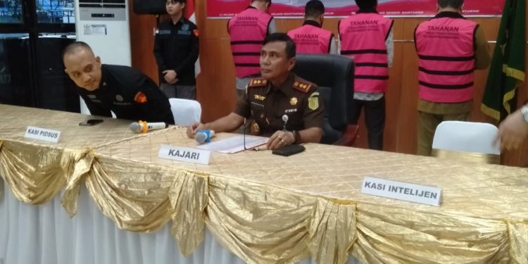 Tercium Aroma Busuk Konkalikong Korupsi “RUMDIS” Tiga Pimpinan DPRD dan Sekwan DPRD Kabupaten Bantaeng di Borgol Tim Kejari Bantaeng
