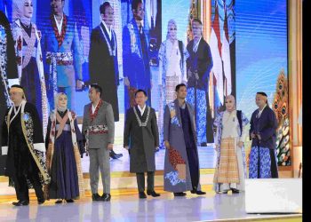 Kenakan Busana Korea Bernuansa Batik Bekasi, Dani Ramdan Tampil di Fashion Show Wastra Jawa Barat