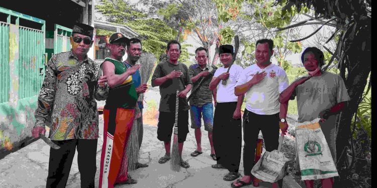 Sambut Lomba Kampung Bersih, Warga Desa Sukahurip Gotong-Royong Bersih-bersih Lingkungan