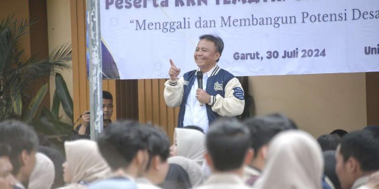 Sekda Herman Suryatman Lepas 1.136 Mahasiswa UNIGA Ikuti KKN Tematik