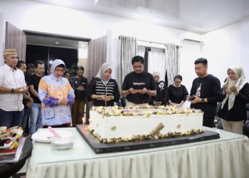Syukuran HUT ke 43 Tahun, PJ Sekda Diberi Doa dan Suapan Kue Dari Ketua TP PKK Kota Makassar