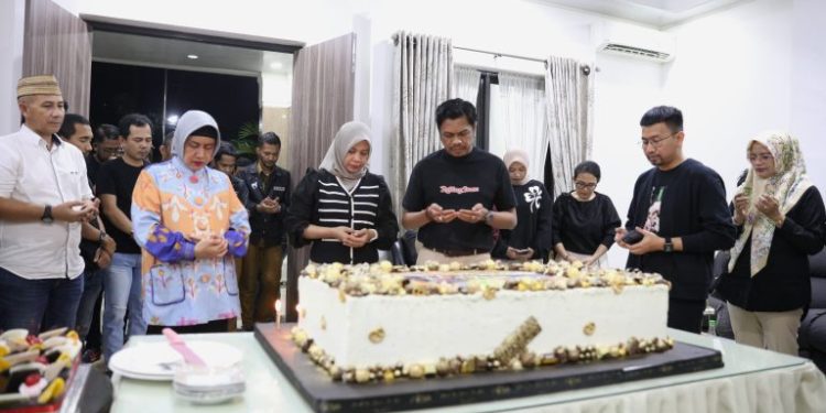 Syukuran HUT ke 43 Tahun, PJ Sekda Diberi Doa dan Suapan Kue Dari Ketua TP PKK Kota Makassar