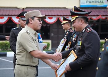 Wali Kota Danny Pomanto Hadiri dan Terima Penghargaan pada Hari Bhayangkara di Mapolda Sulsel