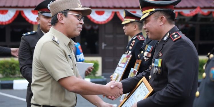 Wali Kota Danny Pomanto Hadiri dan Terima Penghargaan pada Hari Bhayangkara di Mapolda Sulsel