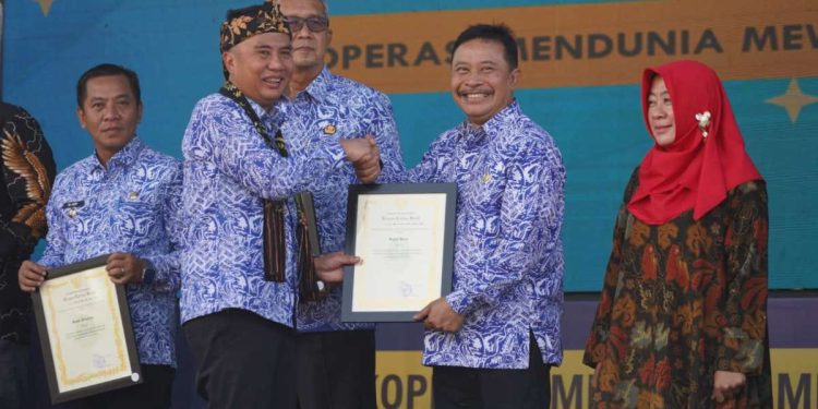 Pemdakab Garut Raih Penghargaan pada Harkop ke-77 Tingkat Jawa Barat